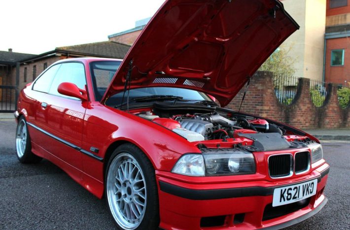 Tohle BMW E36 kupé má motor z Nissan Skyline (RB25DET) a