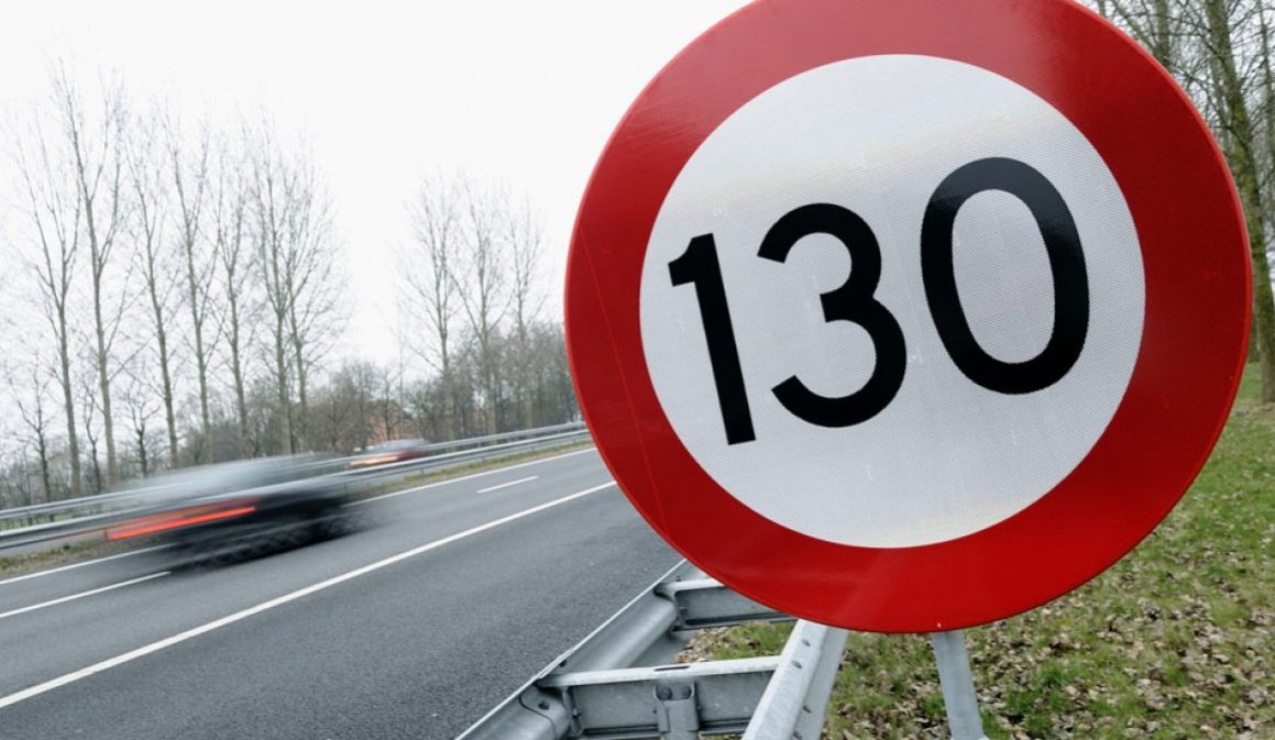 Nizozemci testují nový rychlostní limit na dálnici dle času. Mezi 6 a 19 hodinou platí 100 km/h, v noci až 130 km/h