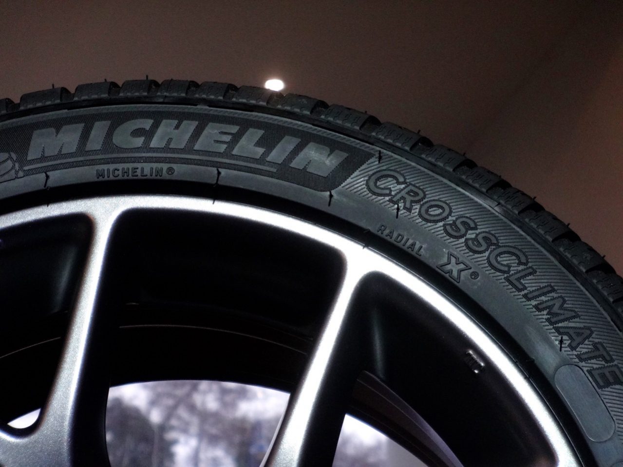 Michelin svolává vadné pneumatiky v 8 zemích EU: Kvůli chybě mohou prasknout za jízdy. Kontrolu zvládnete dle čísla na boku