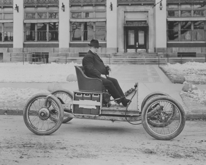 Henry Ford ve svém elektromobilu z roku 1906, který vyvíjel společně s Thomasem Edisonem