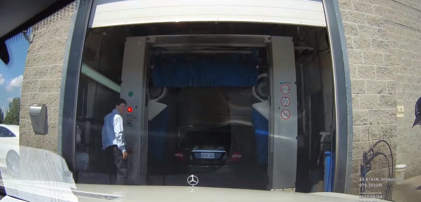 Majitel Mercedesu natočil, co se děje s autem v servisu