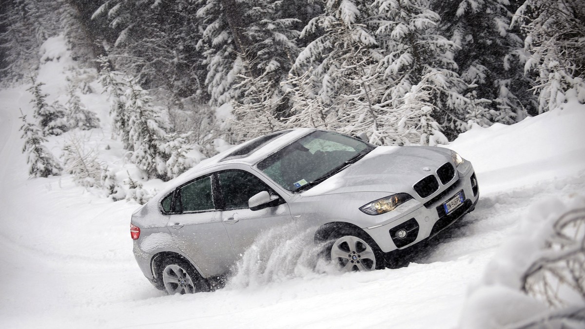 Auto klouže ve sněhu