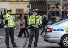 Policie České republiky zabavuje auto