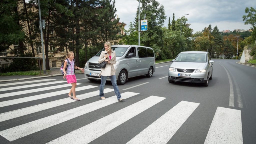 Má přednost auto nebo chodec?