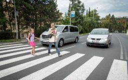 Má přednost auto nebo chodec?