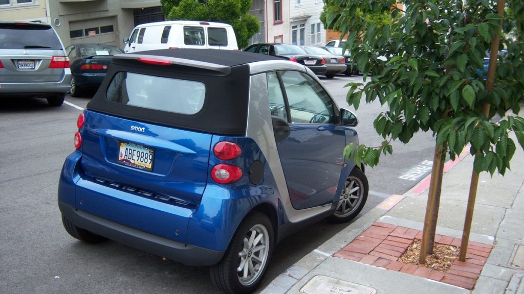 Jak zabrzdit auto - rychlostí nebo ruční brzdou