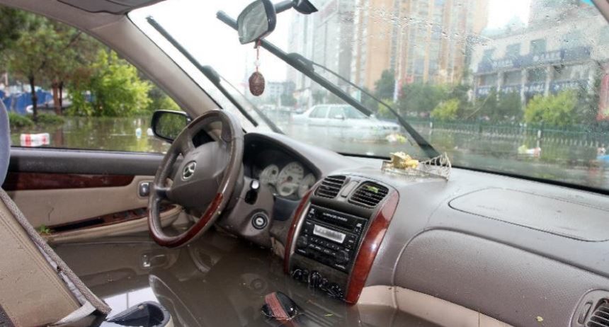 Napršelo vám do auta? Poradíme, jak ho rychle vysušit a zachránit před plísněmi