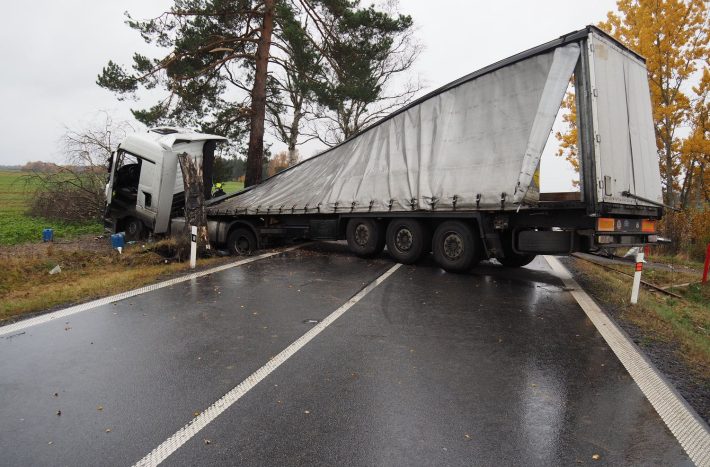 Havárie kamionu na Pardubicku