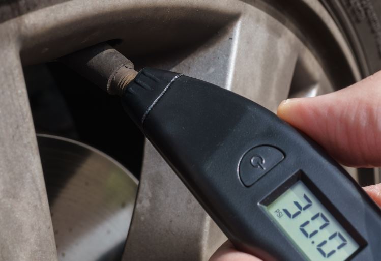 Měření tlaku pneumatik provádějte za studena