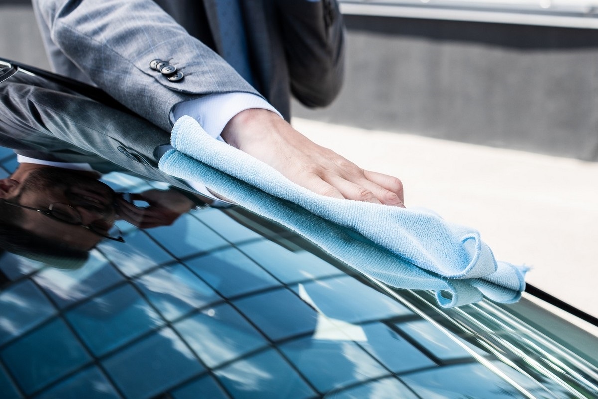Staromódní, avšak účinné metody, jak odstranit škrábance z předního skla