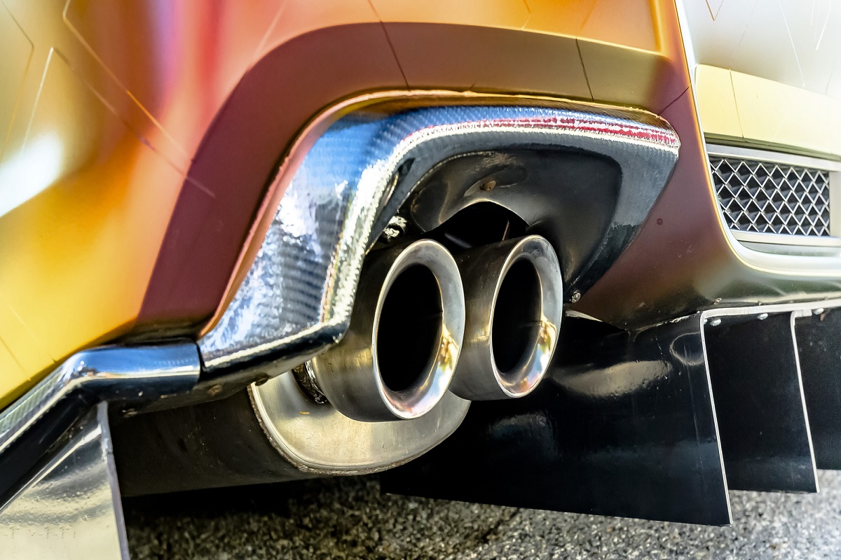 Co může způsobit díra v tlumiči výfuku? V ohrožení jsou i samotní řidiči a spolujezdci