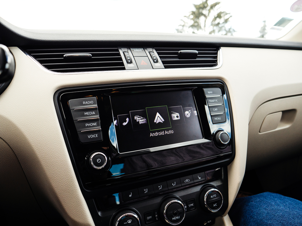 Android Auto mění ovládání za jízdy. Spotify dostane praktičtější tlačítka a Gemini nahradí starého asistenta