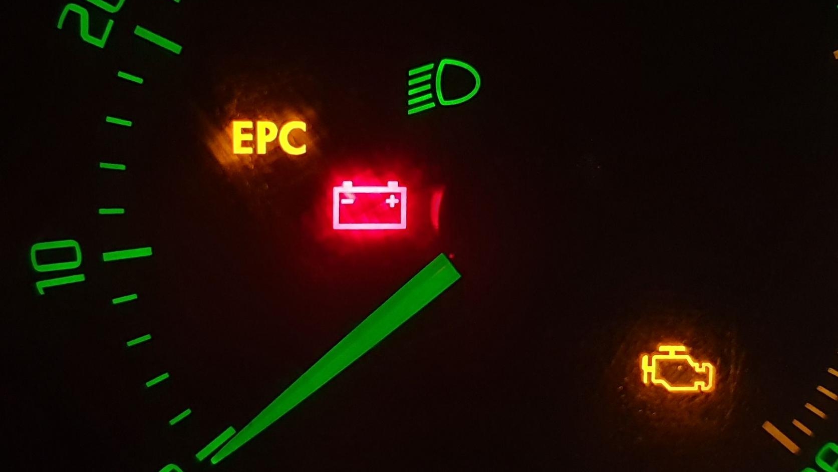 Nedělejte, že nevidíte tuhle svítící kontrolku na přístrojové desce. Nenápadná dioda vám může ušetřit velké peníze