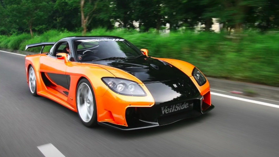 Tvůrce legendární Mazdy RX-7 z Tokyo Drift málem zkrachoval. V 63 letech se vrací s novým projektem a hercem z Fast & Furious