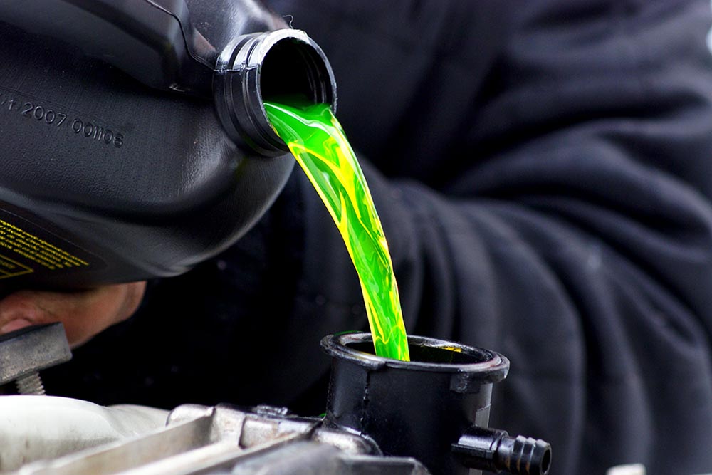 Lze míchat chladicí kapaliny různých barev? Pozor na to, každá z nich má hlubší význam, o kterém ví jen 30% řidičů