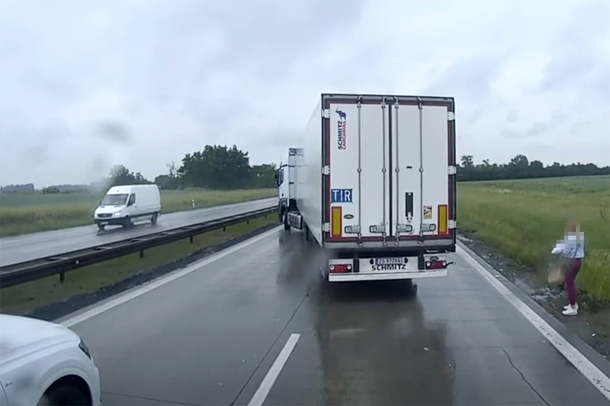 Euro NCAP narazil Teslou do návěsu kamionu rychlostí 56 km/h. Konstrukce přeřízla kabinu, figurína neměla šanci
