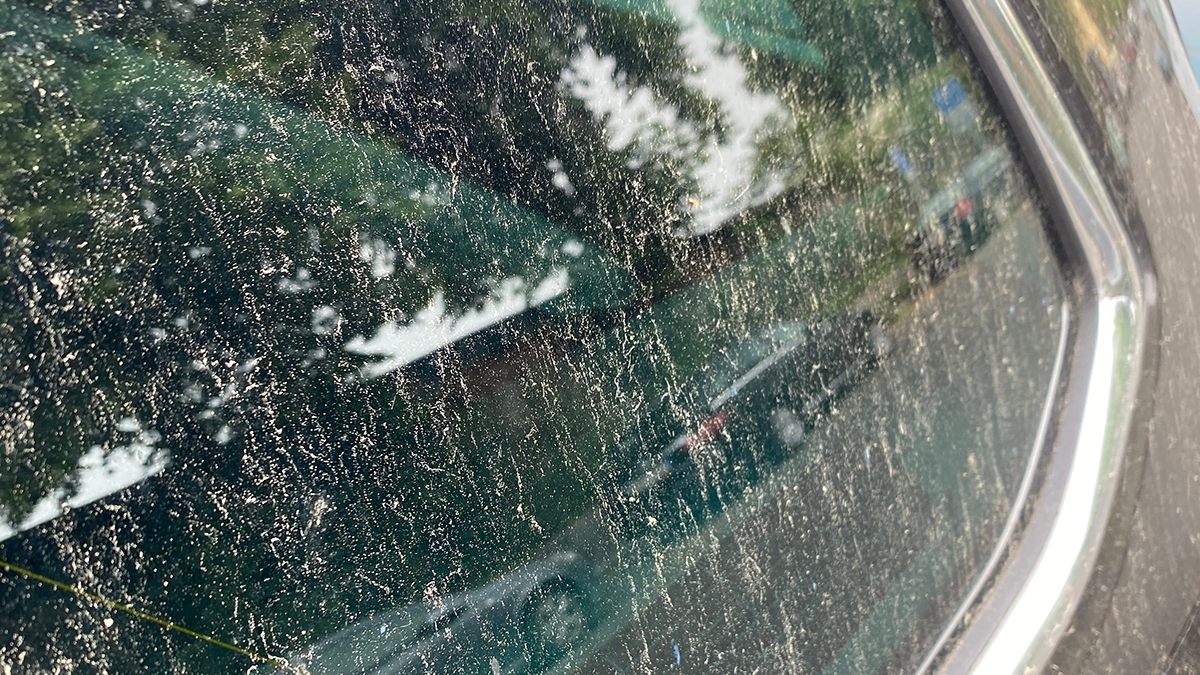 Saharský prach pokryje auta po celé Evropě. Kdo ho špatně umyje, riskuje lak zničený navždy