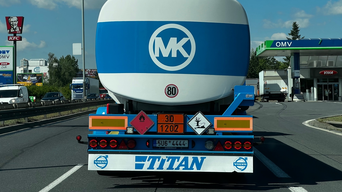 Záhadné samolepky na kamionech, všechny a přehledně: Co nutně sdělují okolním řidičům osobních aut?