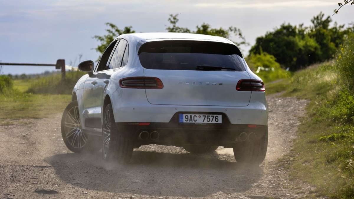 Důchodkyně si poslala Porsche za miliony Kč z Ameriky do Evropy. Teď případ řeší právnička a policie