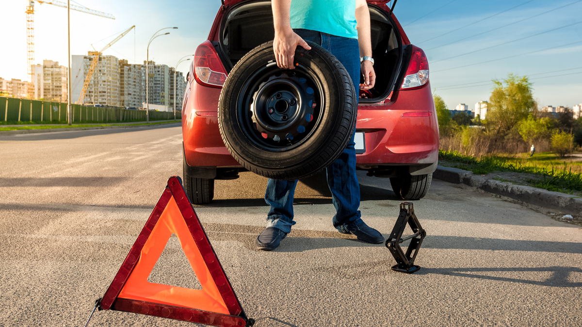 Postrádáte v autě rezervní kolo? Evropa nyní řeší, jak tenhle nebezpečný omyl automobilek napravit
