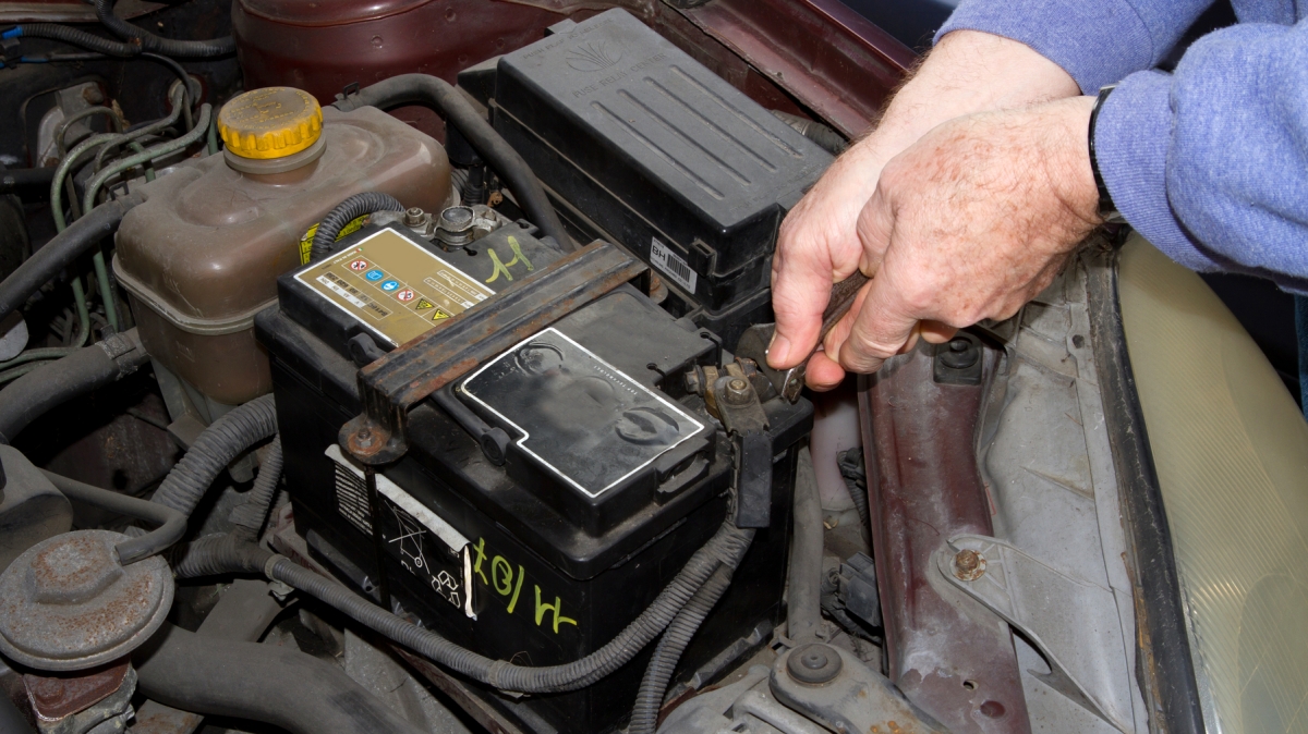 Auto s vybitou baterií lze nastartovat v jednom člověku, bez startovacích kabelů. Stačí vědět, jak na to