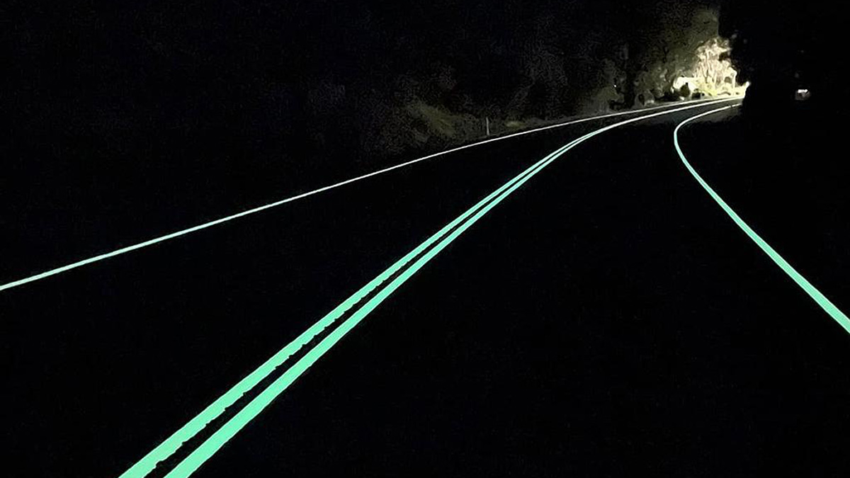 Nové dopravní značení: Bílé čáry na silnicích budou v noci samy svítit, Češi si na převratný objev velmi rádi zvyknou