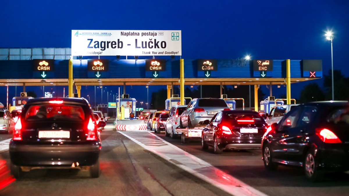 Nejlevnější benzin v Evropě stojí v přepočtu kolem 21 Kč za litr. Přehled 10 zemí, kde natankujete levněji než v Česku