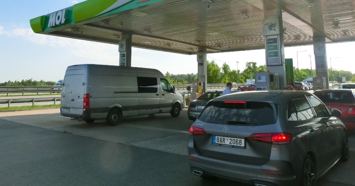 Snižte spotřebu paliva až o 30 %. Triviální fígle pro všechna auta s okamžitým a dlouhodobým účinkem. Zvládne je každý