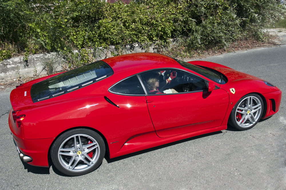 Ředitel Ferrari bere ročně 264 milionů Kč. Průměrný Čech by si na jeho výplatu vydělával 438 let