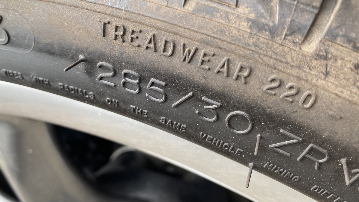 Máte je v garáži nebo ve sklepě? Většina řidičů skladuje pneumatiky špatně a ničí si je