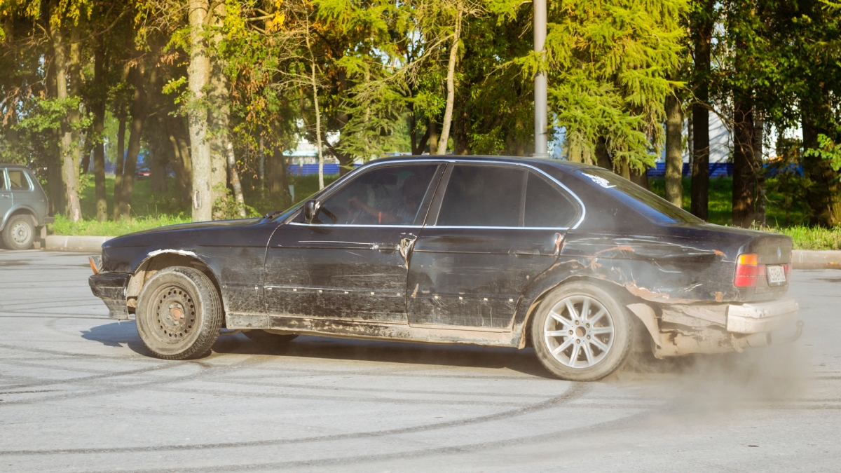 Nová realita na polských silnicích: Za drift i wheelie hrozí ztráta řidičského průkazu. Právo platí i pro české řidiče