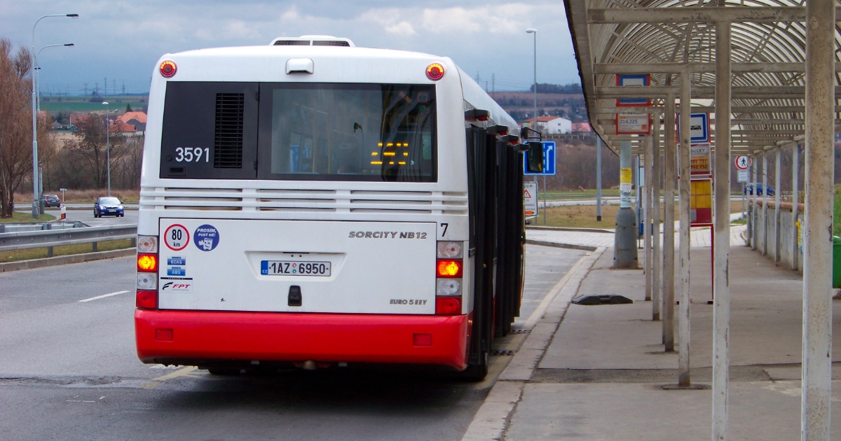 Má autobus vždy přednost při výjezdu ze zastávky? Dopátrali jsme se k pozoruhodné odpovědi