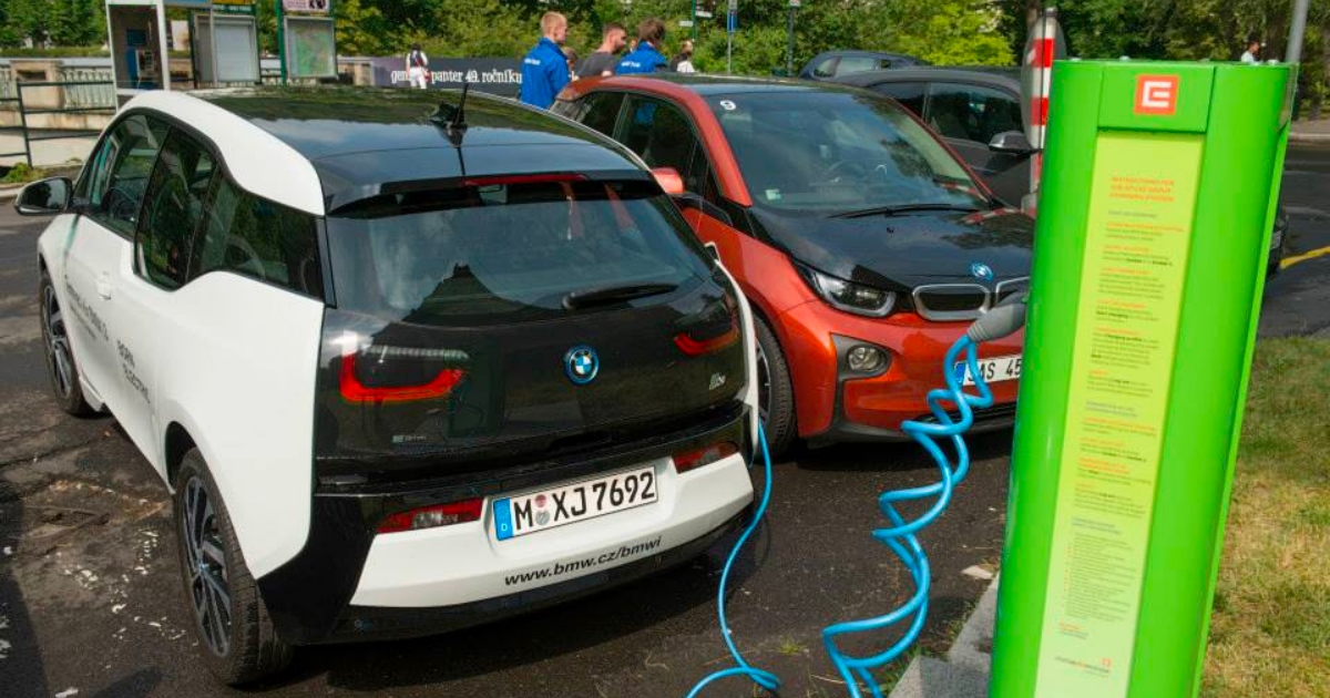 Elektromobil jezdí zadarmo, a když stojí, tak prodává zpět do sítě a vydělává peníze? Jde to, ale není to univerzální pravda