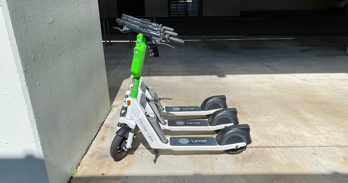 Nová dopravní pravidla? Přilba je nyní povinná pro řidiče elektrických koloběžek, výmluvy nepomohou