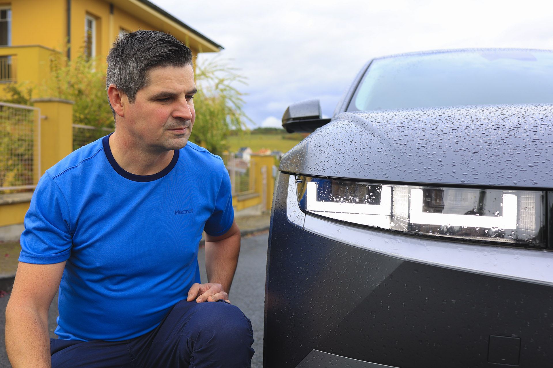 Podepsal závěť spalovacím motorům. Tento elektromobil zavalí Česko jako kroupy při bouřce. Bude ho mít i soused