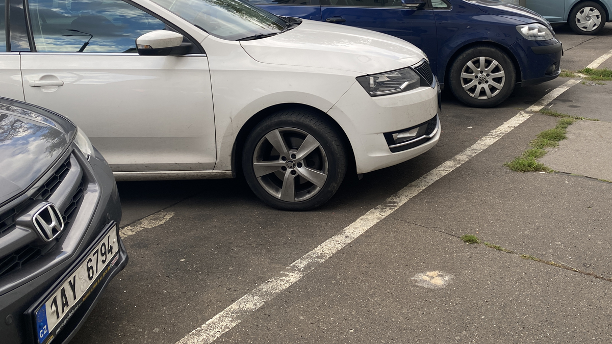 Parkoval na chodníku, jezdil rychleji a málem se zabil při předjíždění. Zpověď řidiče, který dospěl za volantem