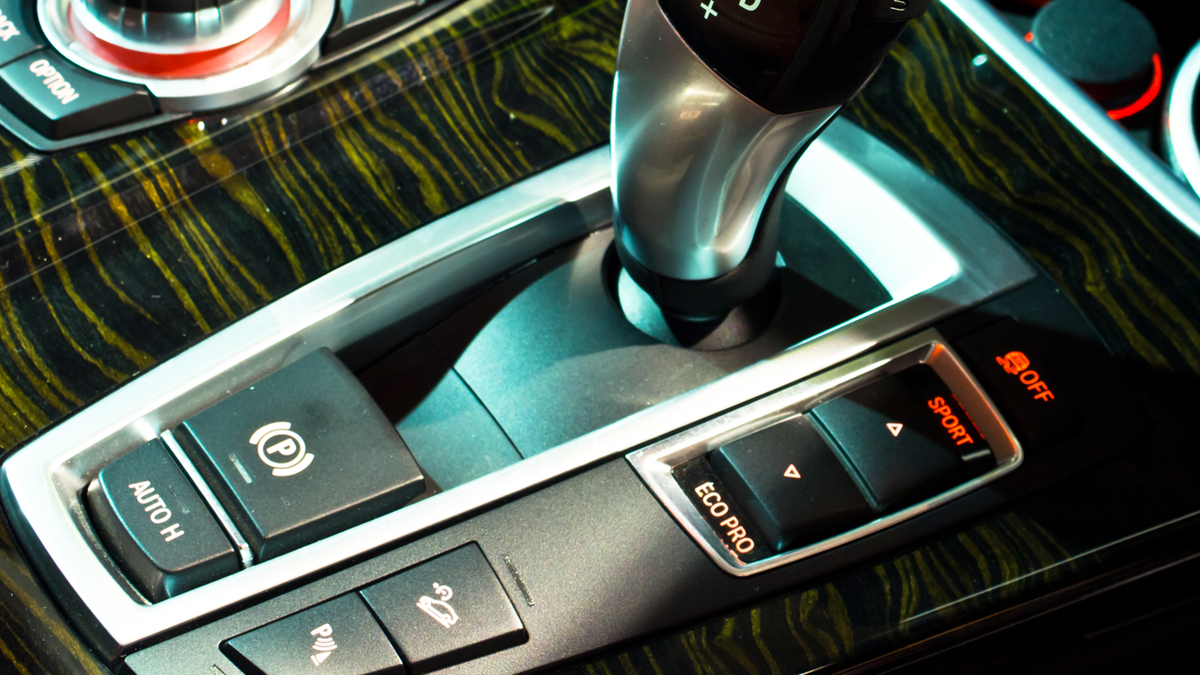 Opomíjený důvod, proč je ruční brzda u automatické převodovky nesmírně důležitá