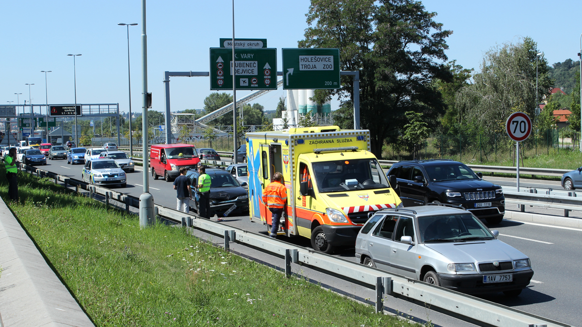 Záchranářskou uličku musíte tvořit už při zpomalení, ne až uslyšíte sirénu. Většina řidičů začíná pozdě a blokuje cestu