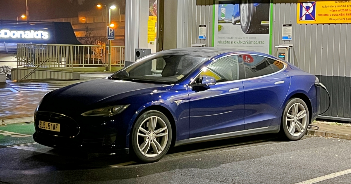 22 700 elektromobilů pod lupou: Rychlonabíjení ničí baterii víc než pomalé, ale rozdíl po 8 letech je malý