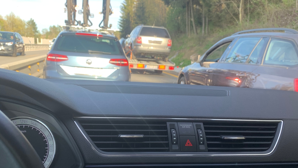 Na silnicích v ČR se objevil nový jev. Řidiči ploužící se jako šneci, dokud je nechcete předjet. Mají elektromobil