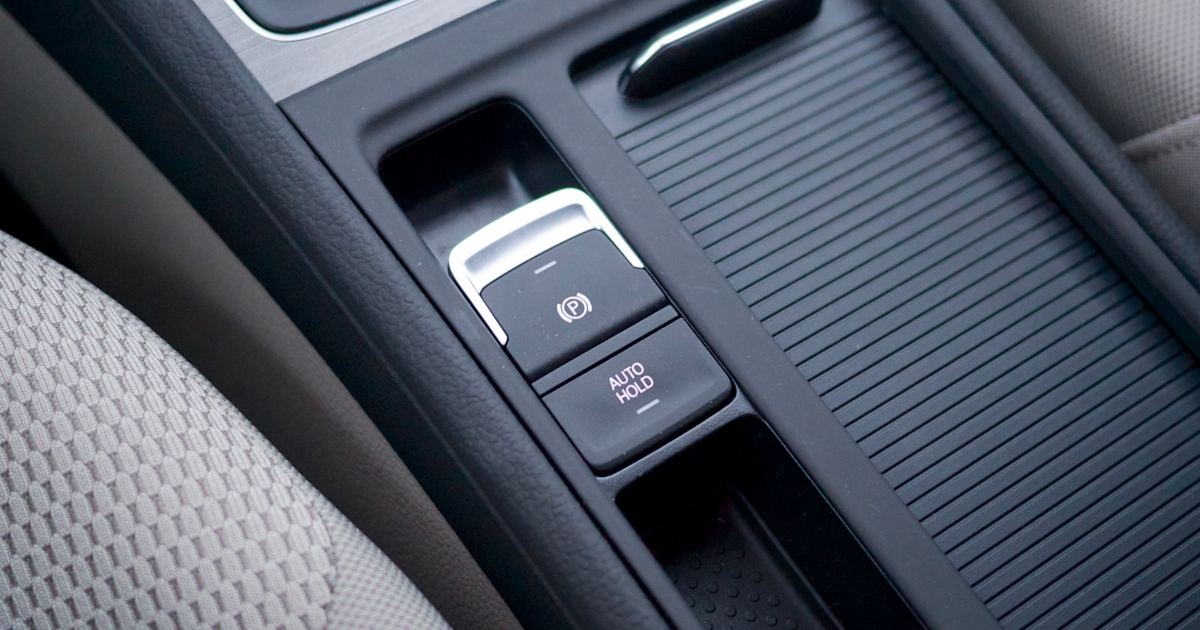 Spousta aut má funkci, kterou mnozí řidiči vůbec nepoužívají. Auto Hold pomůže v zácpě, stačí zmáčknout tlačítko