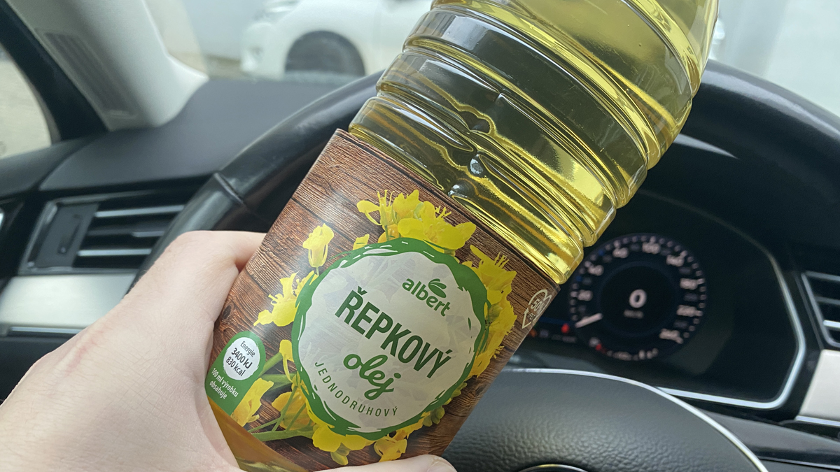 Místo nafty lijí do starých škodovek olej z Lidlu. Ušetří tisíce, ale riskují zabavení auta i pokutu