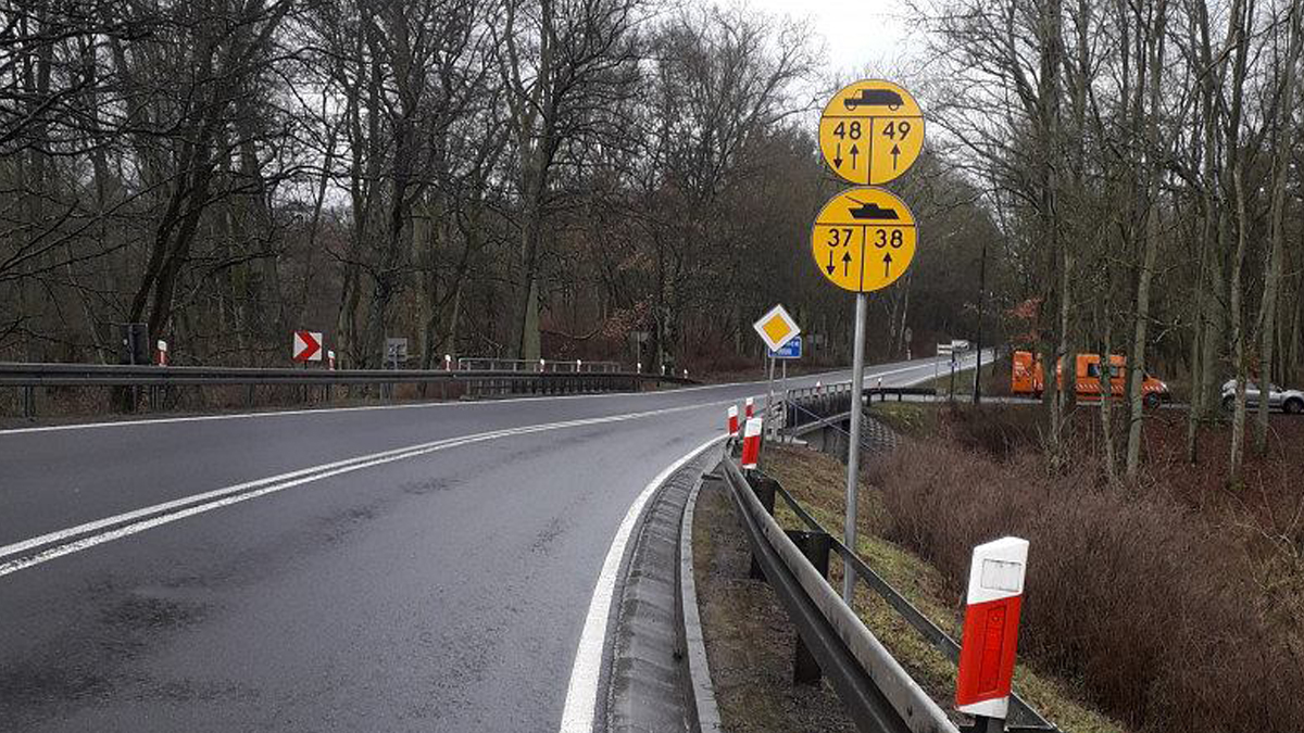 Nová dopravní značka se znakem tanku: Řidiči musí vědět, jak reagovat. 98 % z nich neví, co v dnešní době znamená