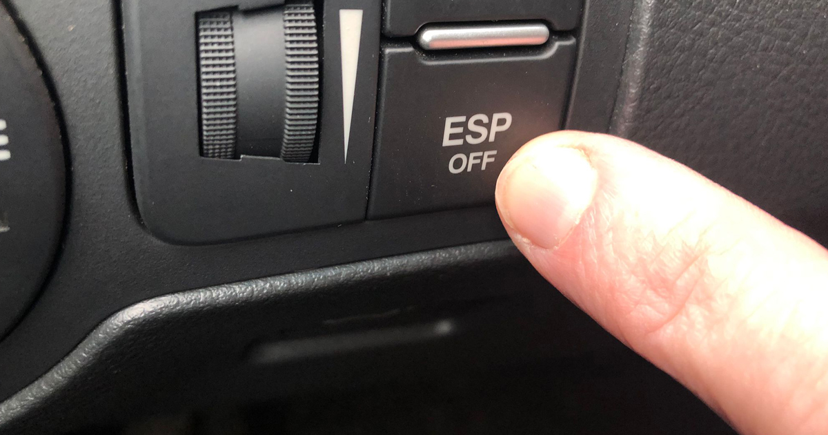 Co znamená tlačítko OFF u kolena řidiče a proč je dobré ho v zimě (i na jaře) ještě nevypínat