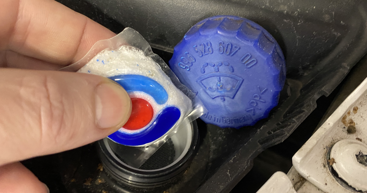 Do nádržky ostřikovačů vhoďte tabletu na mytí nádobí. Po prvním zapnutí stěračů budete z efektu nadšeni