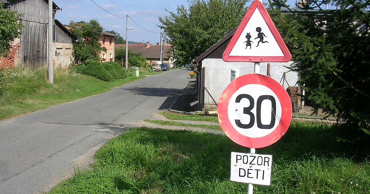 Řidiči přehlíží prvek nejčastější dopravní značky. O metr dál čelí tvrdým následkům a naříkají, že to „nechtěli udělat“