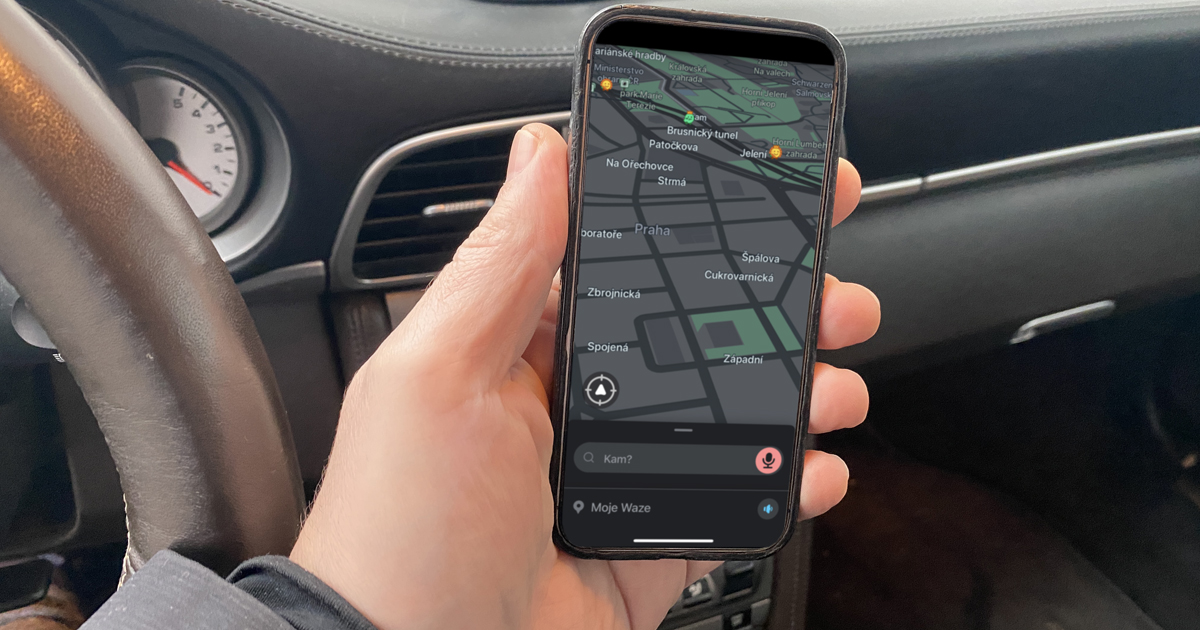 Mobil v ruce při řízení? Nově hrozí okamžité odebrání řidičáku až na 6 měsíců. Úřady potvrzují nová pravidla