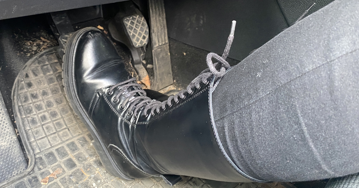 Co dělat, když spojka nesepne? Jen pár vteřin dělí řidiče od toho, že už nedojede domů, pomůže už jen odtahovka