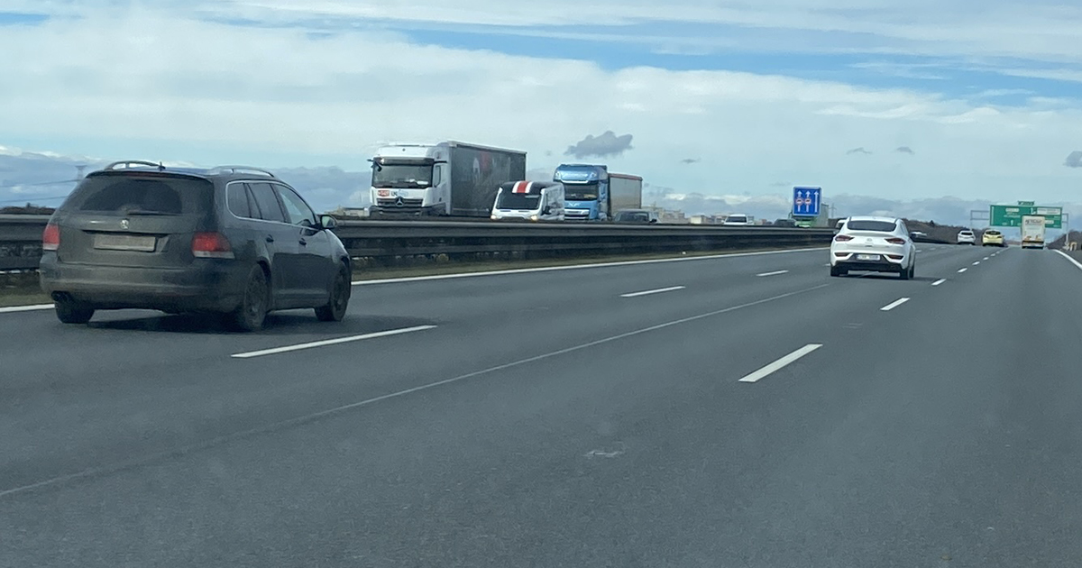 Nový nešvar na dálnicích: Policie pokutovala 50 „středoproudařů“. Přibývají i v Česku a pokuta může přijít rychle