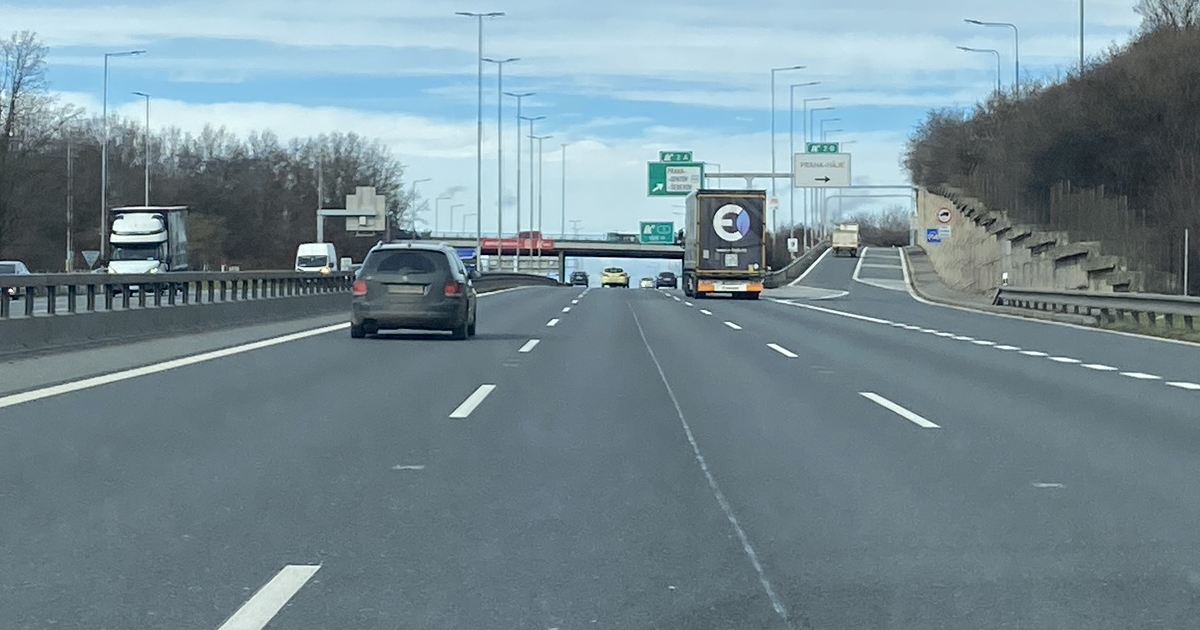 Děláte na dálnici „slušné gesto“? Od zítra přestaňte. Pouštět řidiče z připojovacího pruhu může skončit pokutou